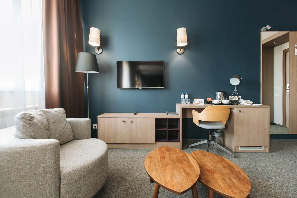 Номер люкс с двуспальной кроватью и диваном