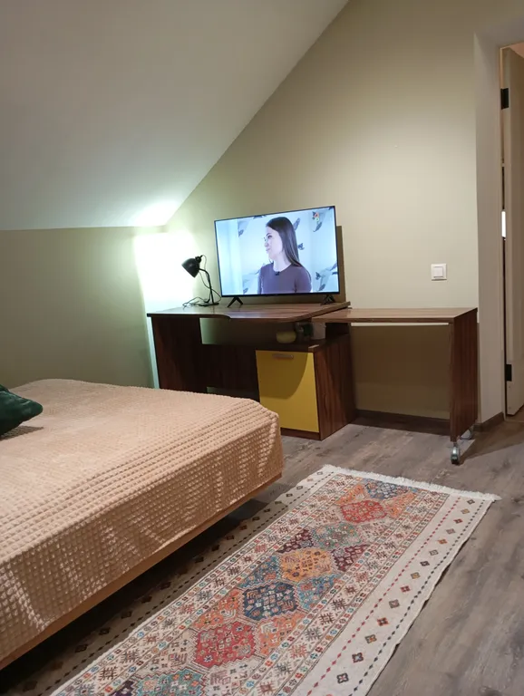 Комната с балконом в мансарде частного дома