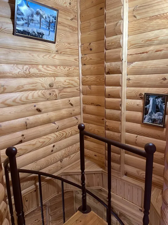 Двухэтажный дом в частном секторе