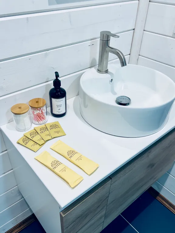 Афрейм с видом на лес рядом с горной рекой