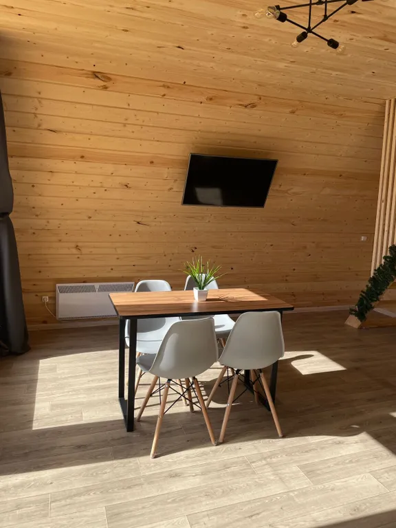 Уютный дом у ручья