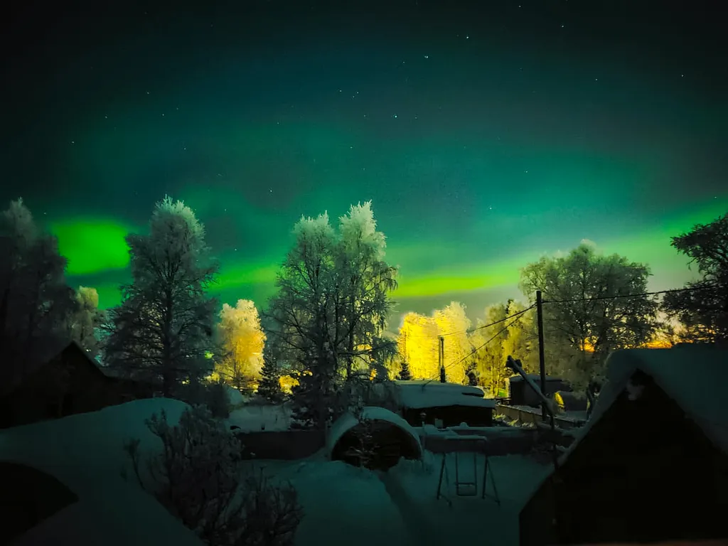 Двухэтажный дом+деревенская баня на дровах