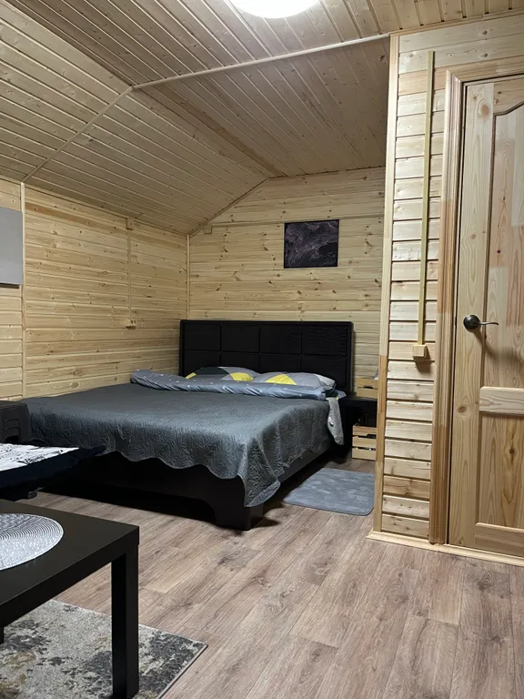 Уютный домик в окружении гор