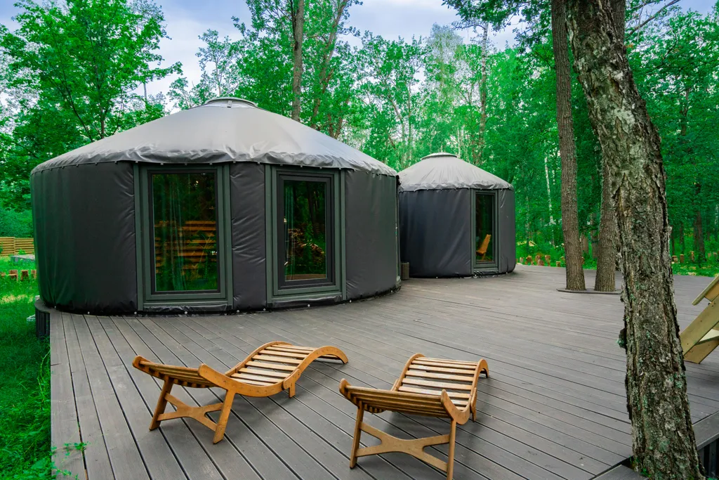 Глэмпинг в лесу
