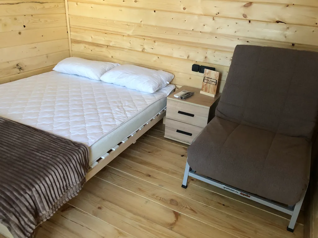 Уютный номер в новом домике в саду (левая сторона)