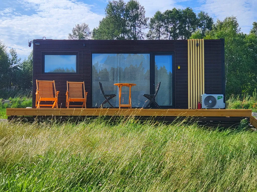 Дом с проектором и диваном