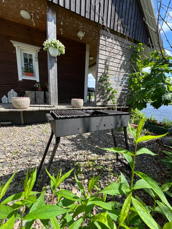 Благоустроенный дом у реки