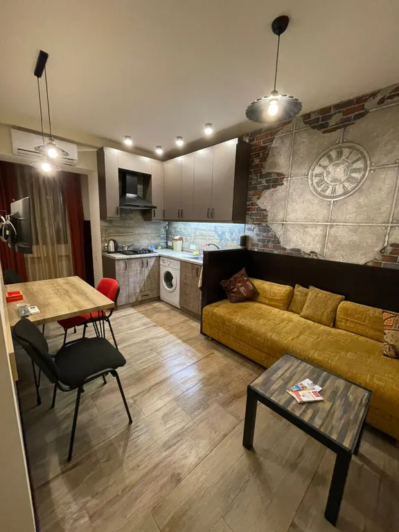 Просторная, светлая квартира с двумя спальнями, малый центр