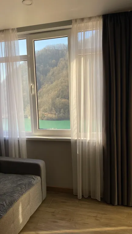 Шикарный вид на озеро и горы