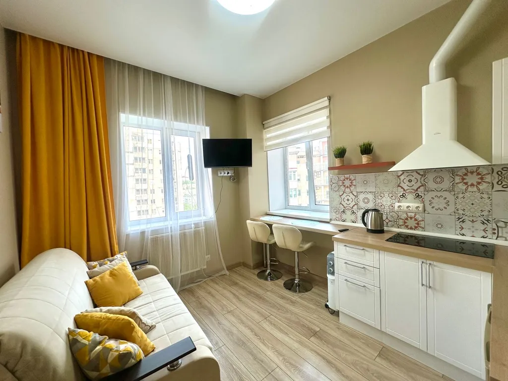 Апартамент с двумя окнами в топовой локации рядом с морем