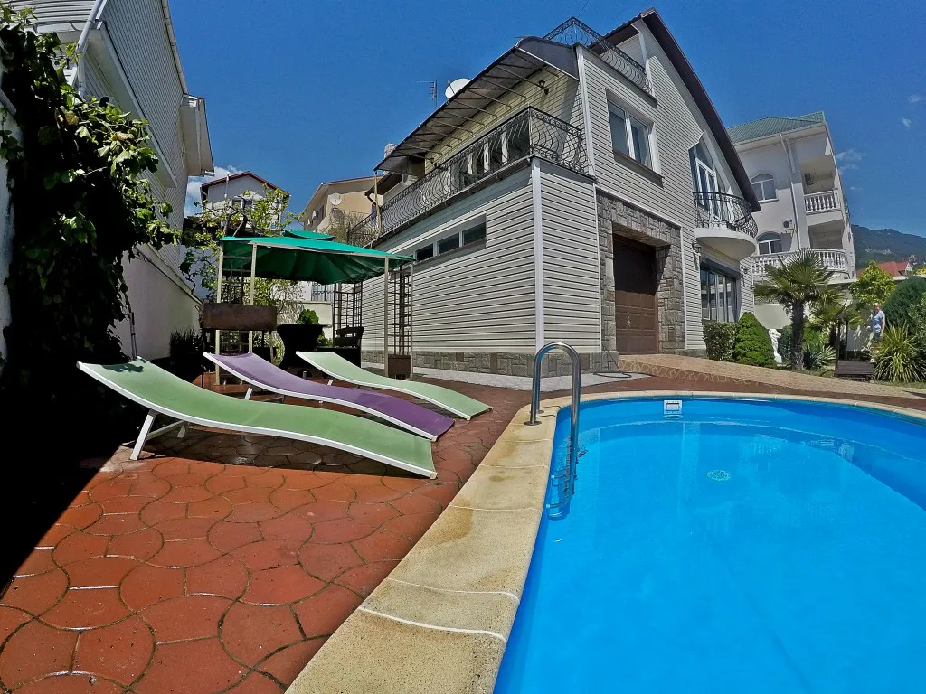 Дом в Ялте с бассейном и сауной