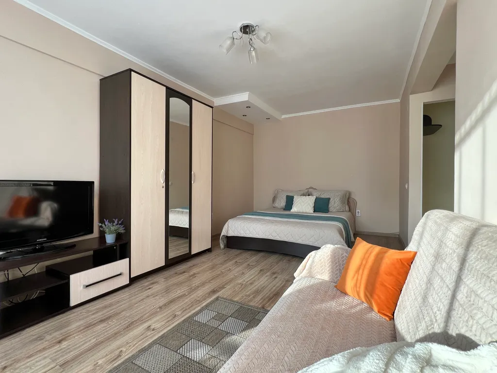 Теплая 1-к кв рядом с жд вокзалом. Не берем оплату за финальную уборку