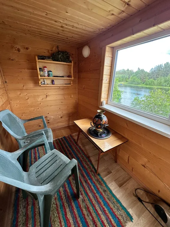 Уютный дом на берегу реки