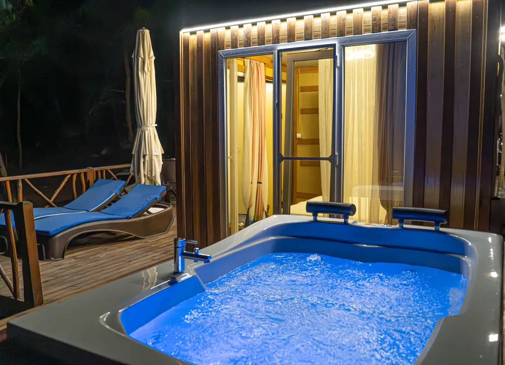 Бунгало в сосновом лесу на берегу Средиземного моря, Турция