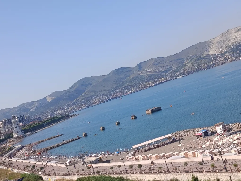 Новая евро-двушка с панорамным видом на море и пляж перед домом