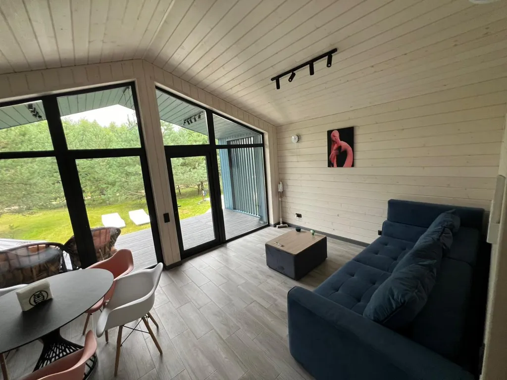 Уютный дoмик c паноpaмными окнами на лес