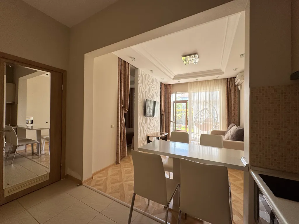 Уютная квартира в центре со своей террасой и бассейном