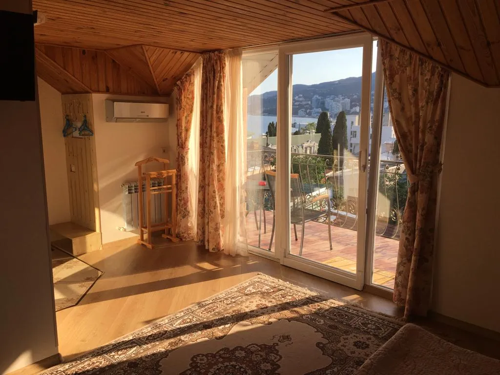 Уютная комната в частном доме у моря, на четвертом этаже.