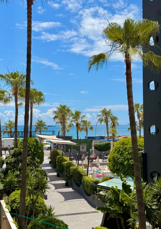 Трехкомнатная квартира на первой береговой линии