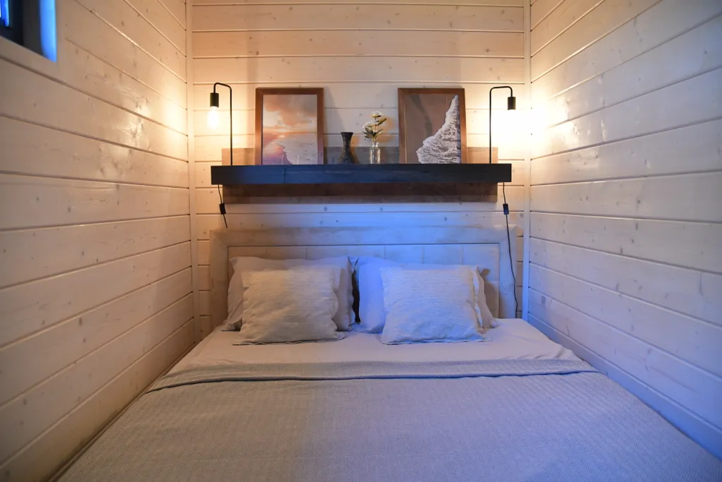 Уютный дом на живописной поляне в лесу с панорамными окнами