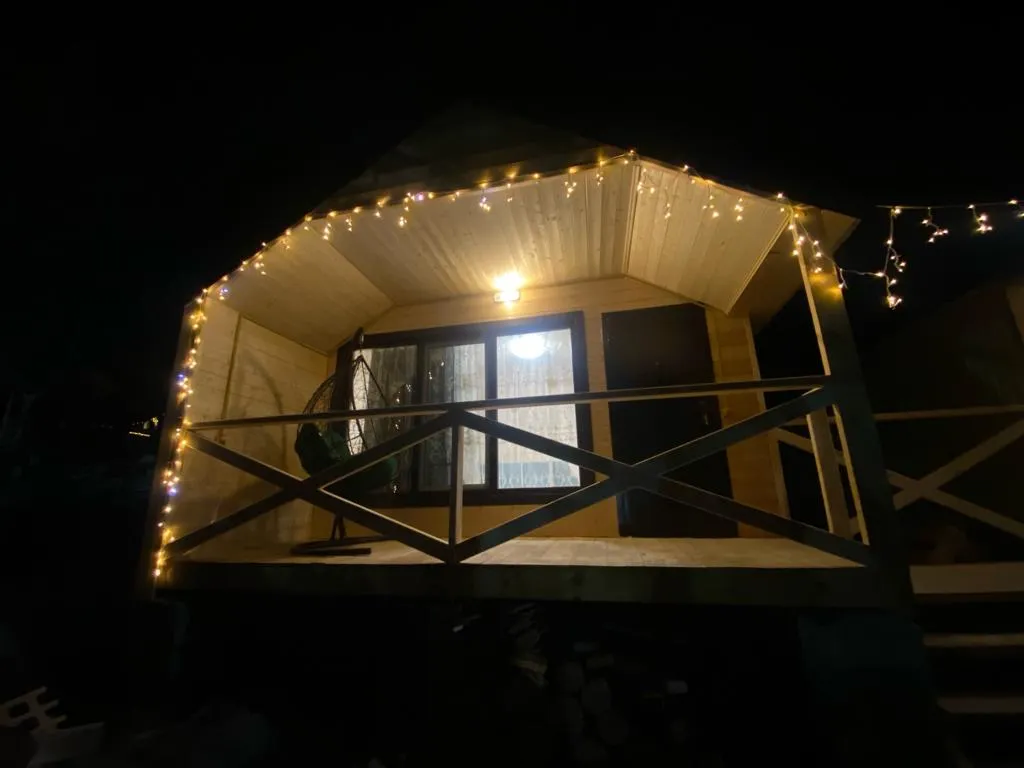 Уютный деревянный дом с великолепным видом на лес и горы