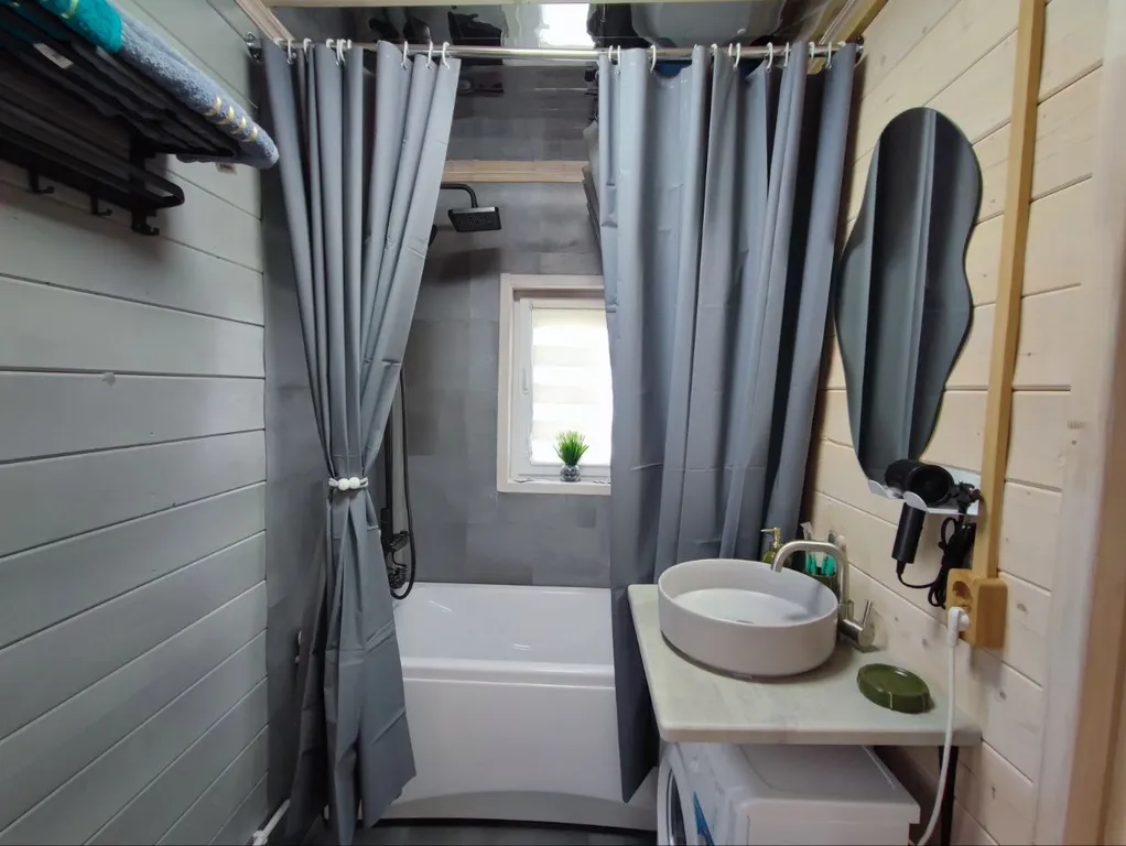 Новый стильный дом в окружении леса