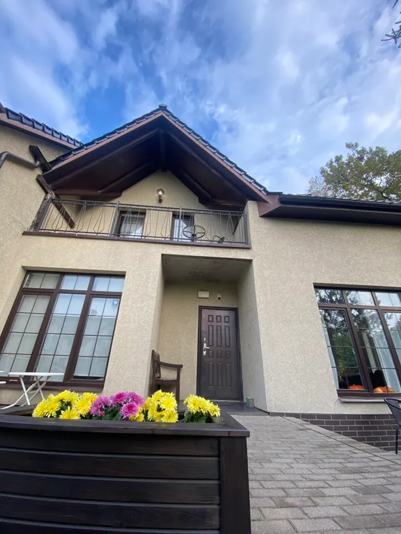 Коттедж с отдельным входом и видом на сад