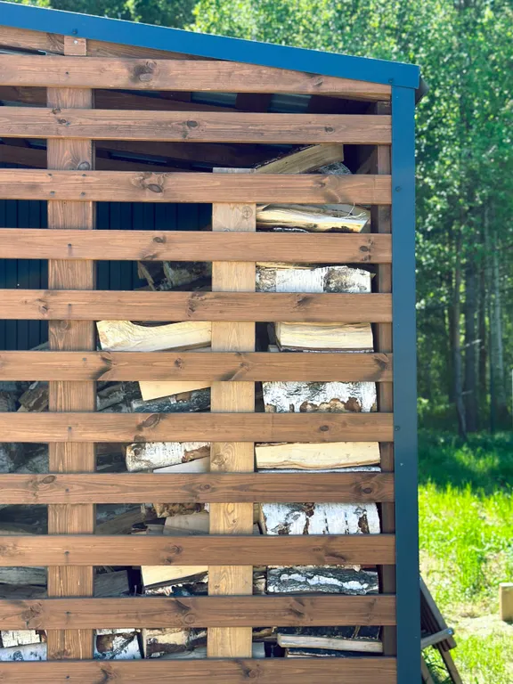 Уютный дом в лесу