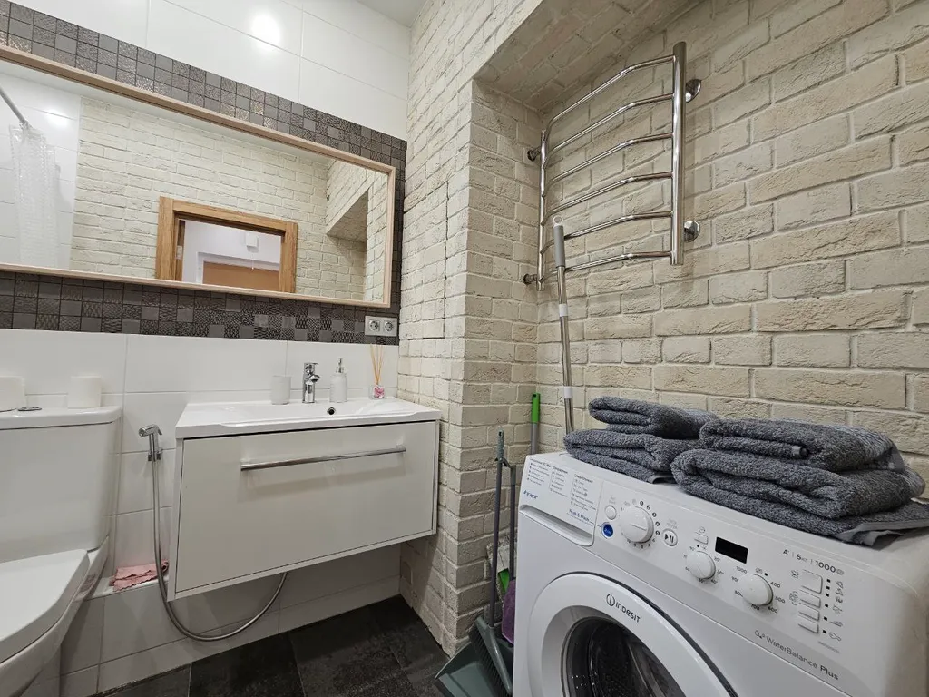 Стильная студия с панорамным окном на Борисовке White Lodging