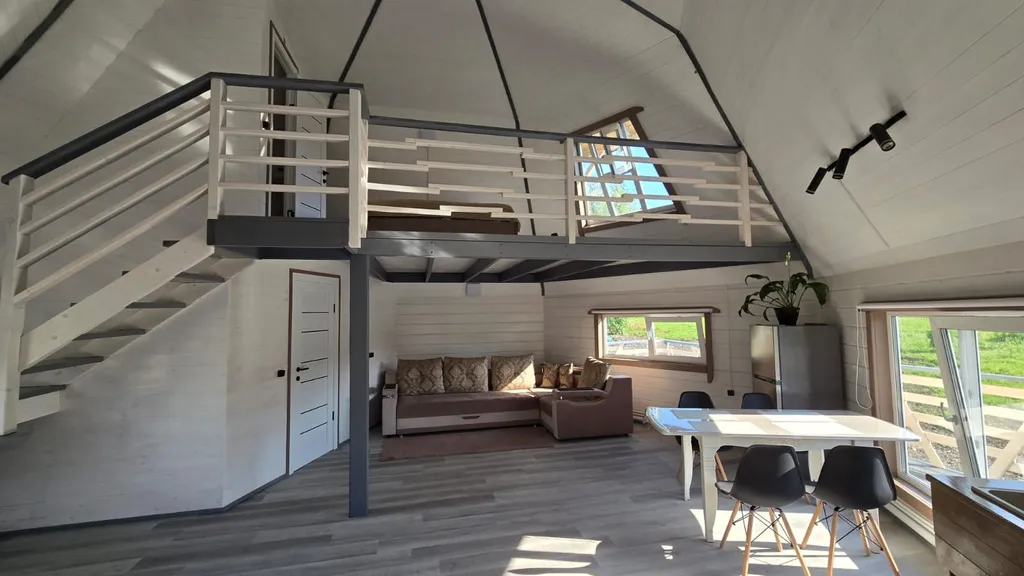 Дом в алтайском стиле (аил) у водопада