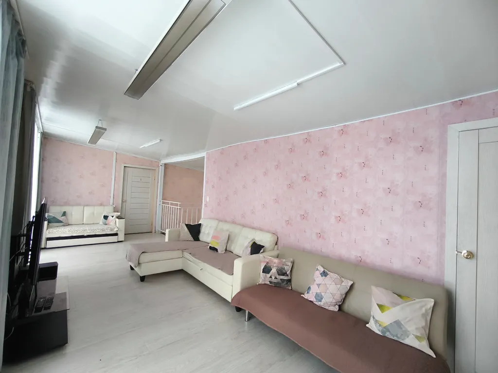 Комфортабельный 2-этажный дом с панорамным остеклением и русской баней