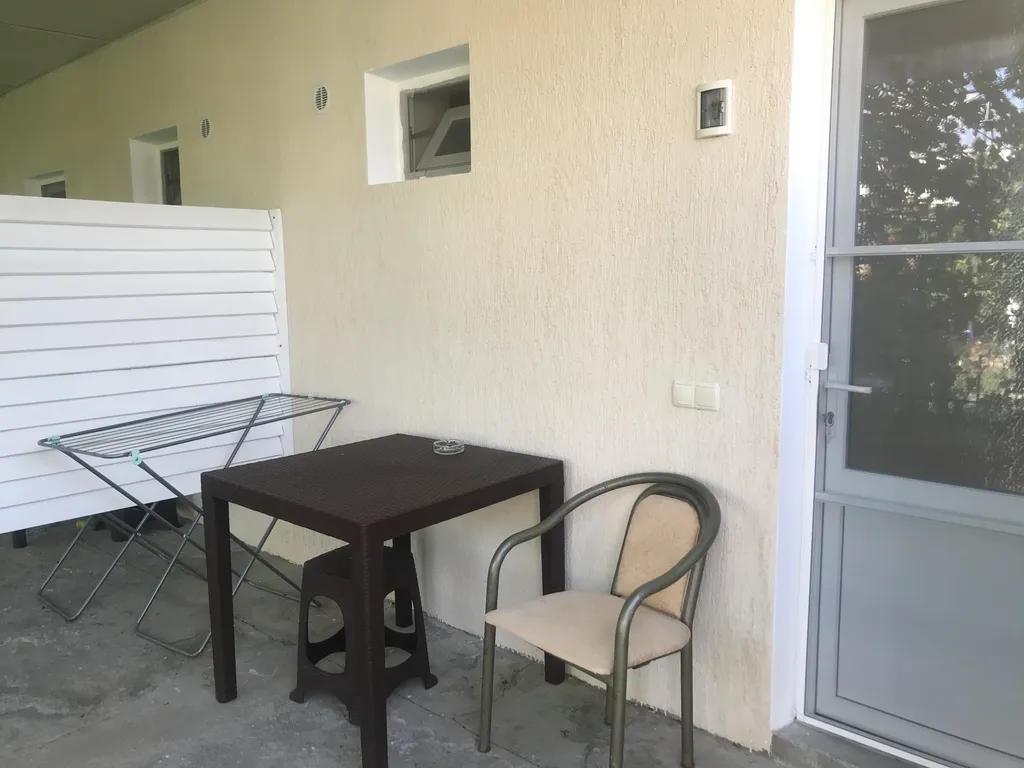 Индивидуальные номера на земле в уютном дворике