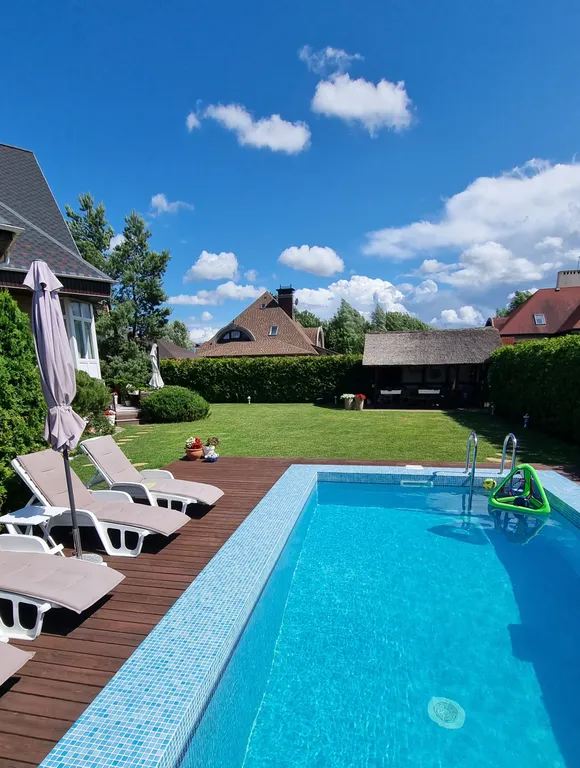 Вилла художника у моря с бассейном