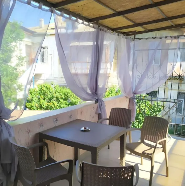 Квартира с большой террасой и барбекю рядом с морем