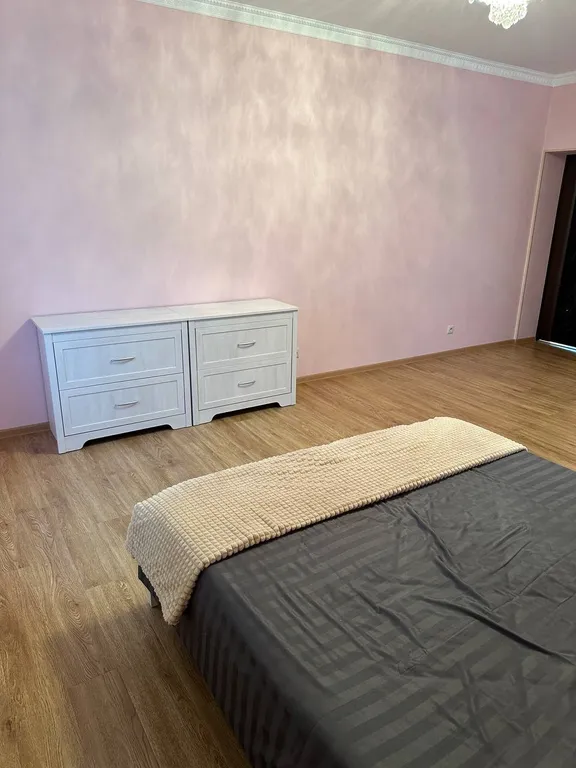 Просторная квартира с видом на горы недалеко от центра города