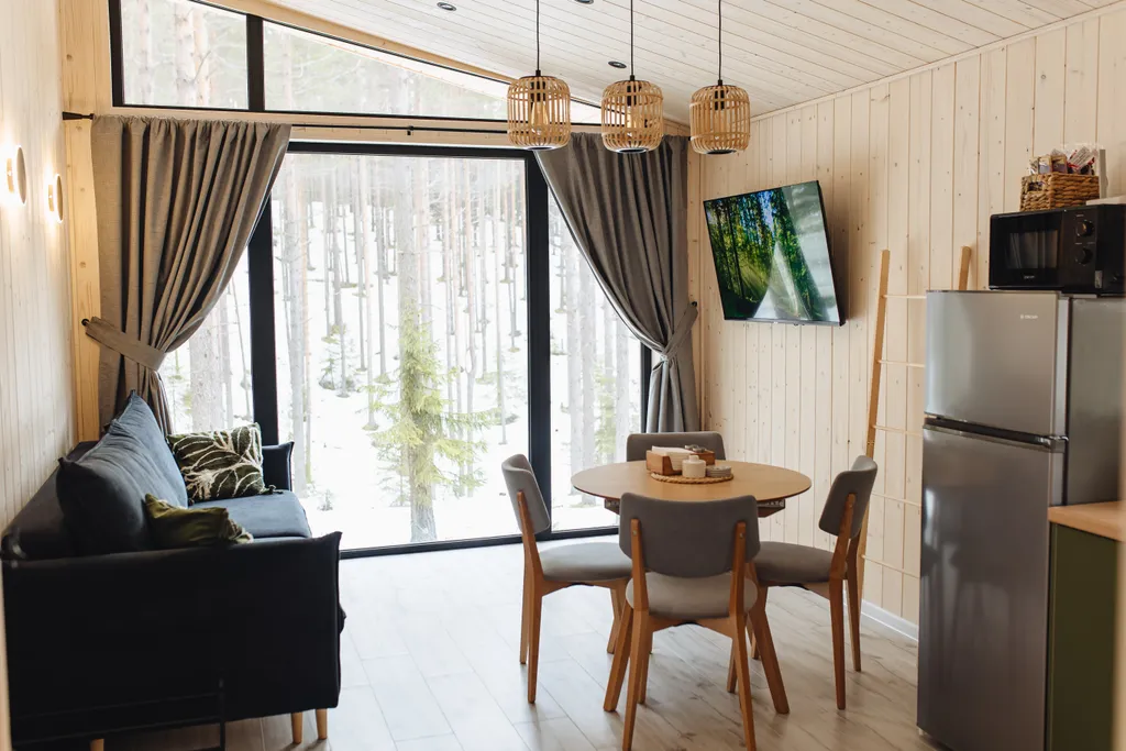 Домик в лесу с панорамными окнами