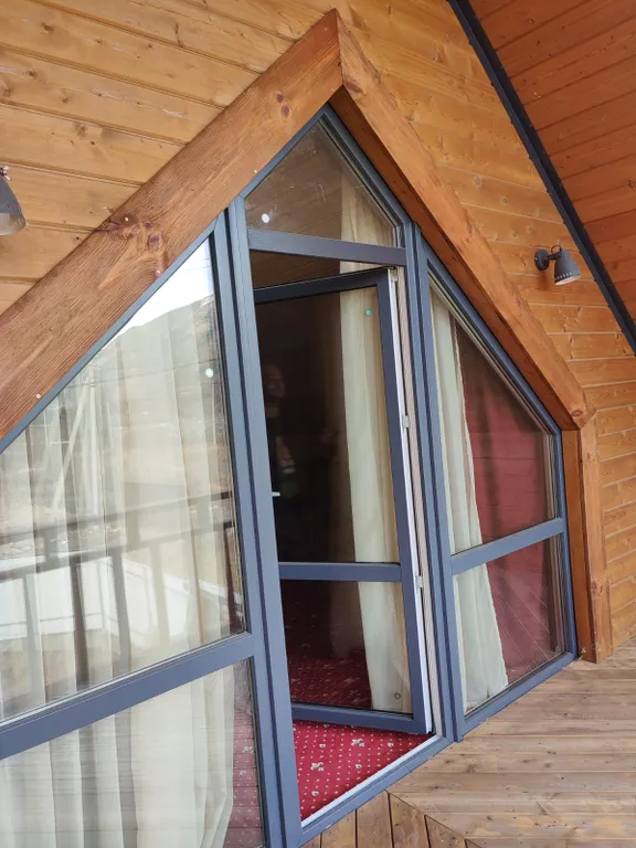 Домик у озера