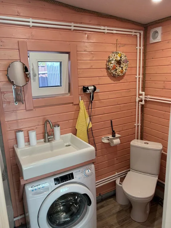 Уютный домик рядом с речкой