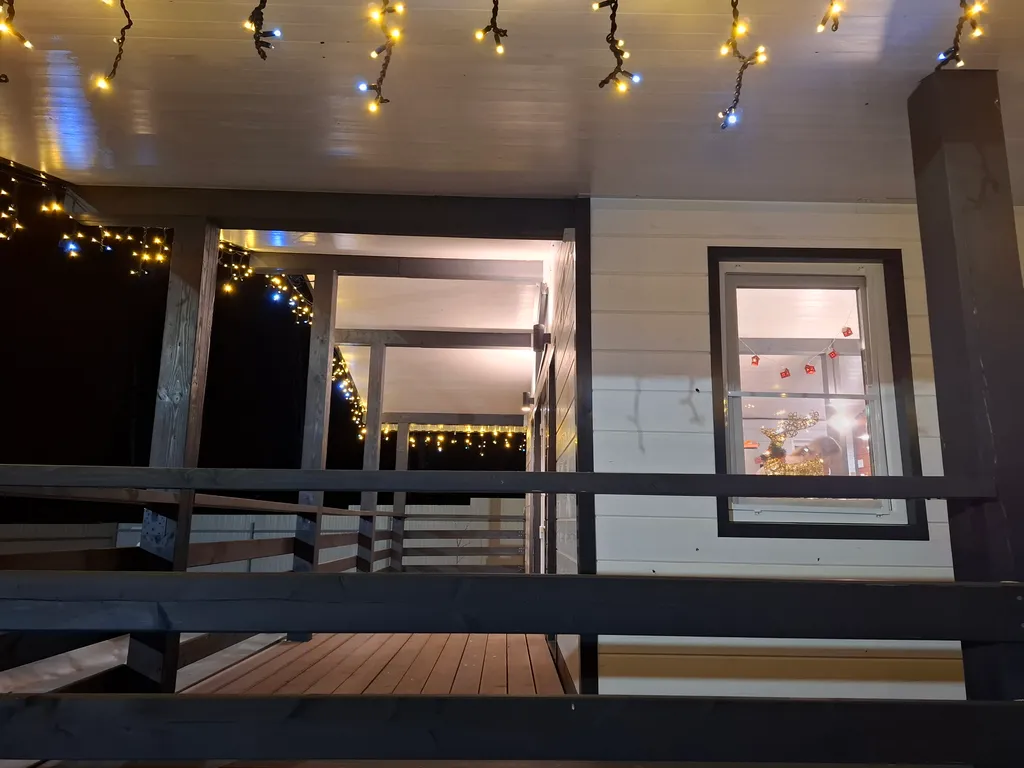 Дом в лесу с большой террасой