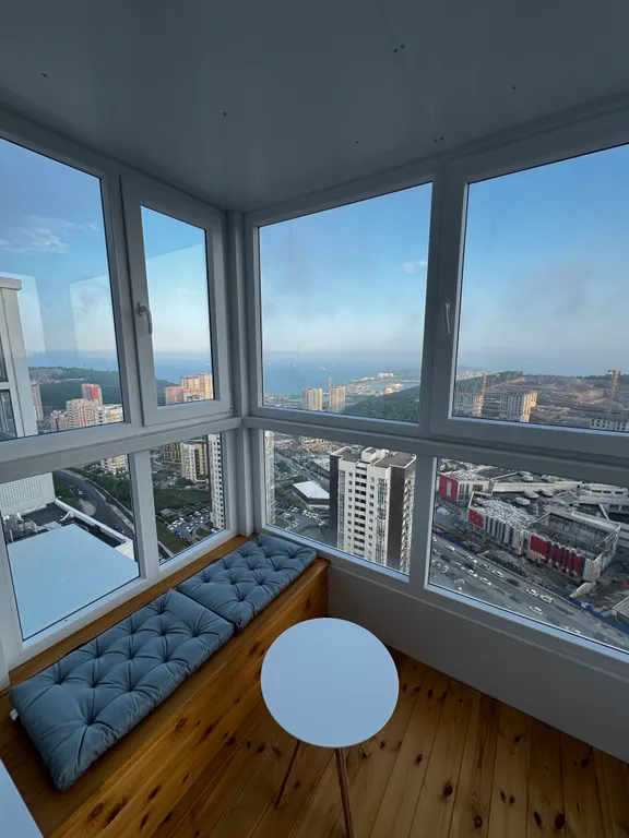 Новая стильная квартира с панорамным видом на море и рядом с пляжем