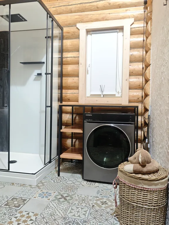 Гостевой дом в лесу с баней на дровах, чаном, бассейном, джакузи