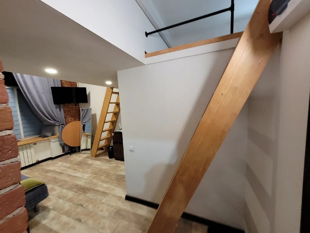 Лофт-2 Синяя. Клёвая двухуровневая студия в центре