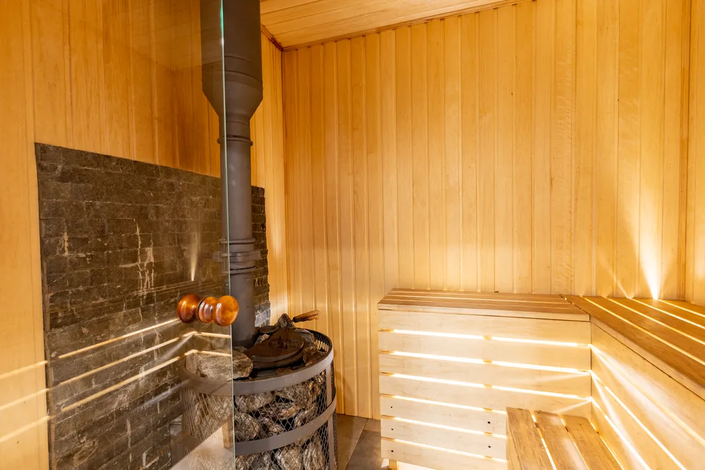 Уютный дом возле леса