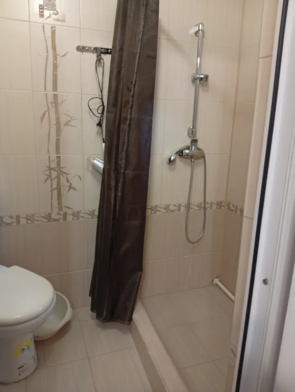 с одной двуспальной или 2 односпальными кроватями и доп спальным мест