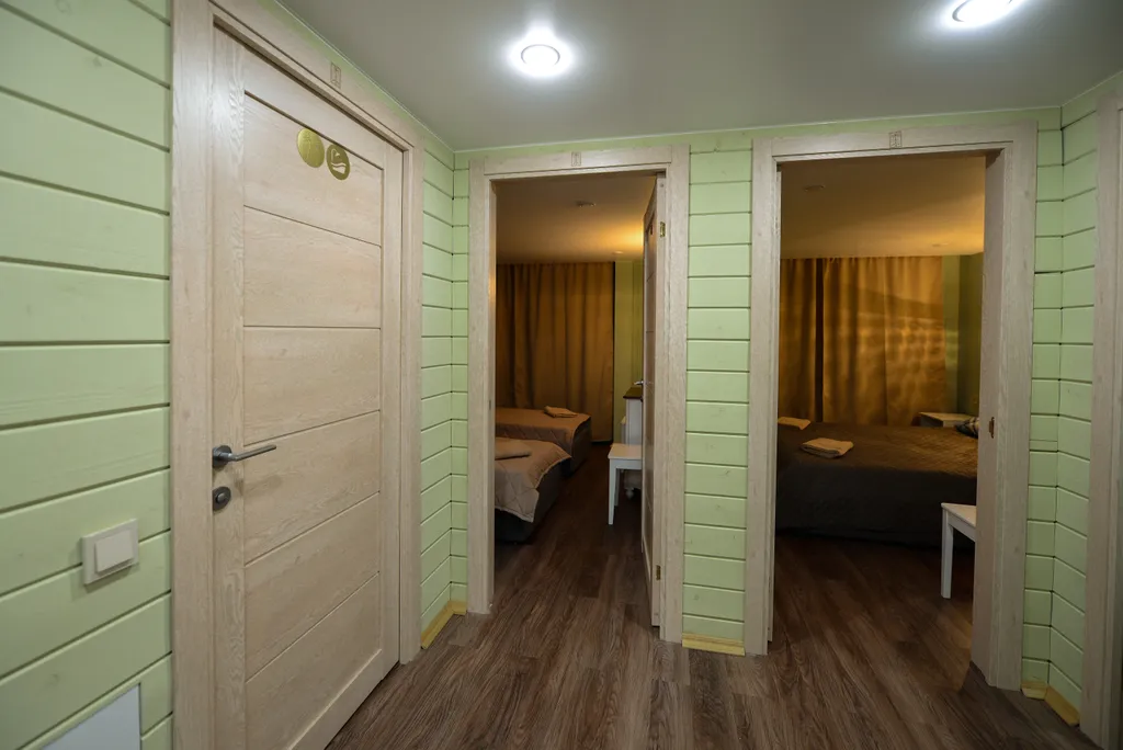 Большой коттедж на берегу из двух частей