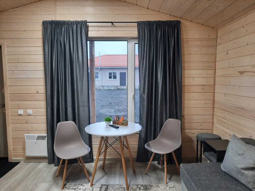 Уютный четырехместный Домик де-люкс с отдельными кроватями