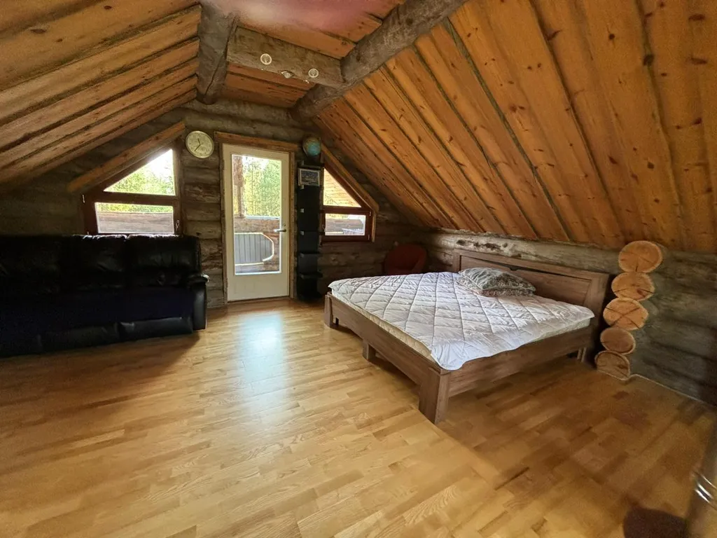 Дом у озера из натурального дерева