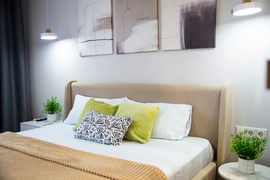 Современный дизайн и панорамный балкон в студии