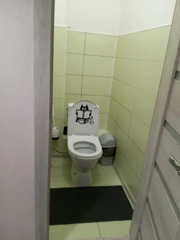 Стильная квартира с большой кроватью и телевизором смарт