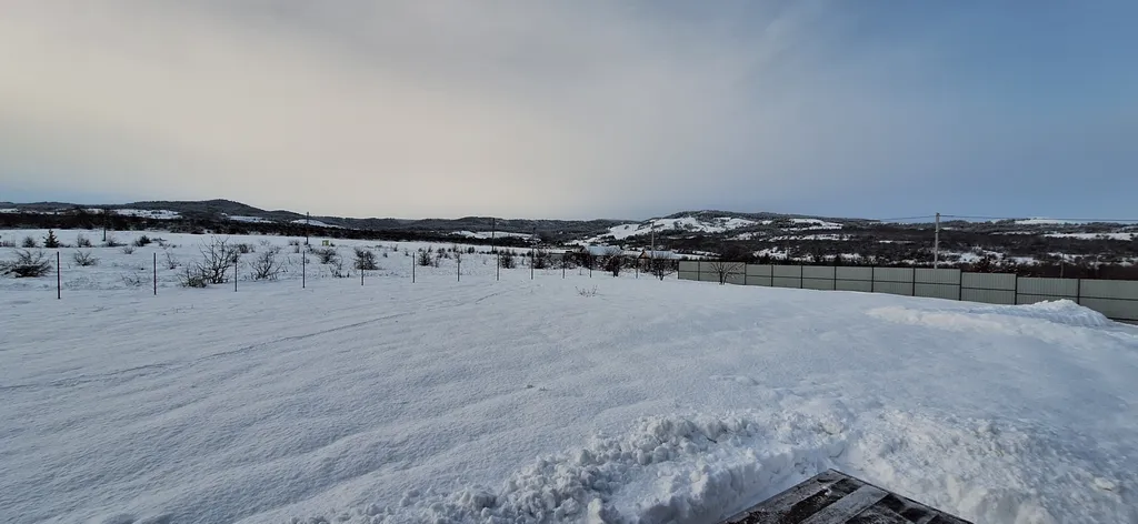 Треугольный домик с видом на горнолыжку